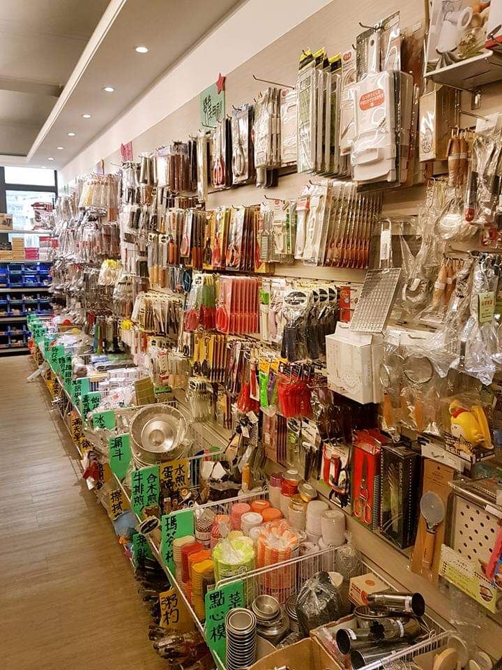 翌超高雄門市－餐廳瓷盤與餐桌器皿貨架陳列