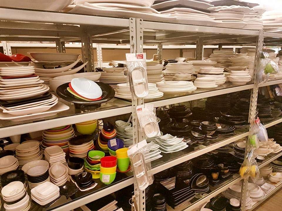 翌超高雄門市－不鏽鋼料理器具與廚房用品陳列牆