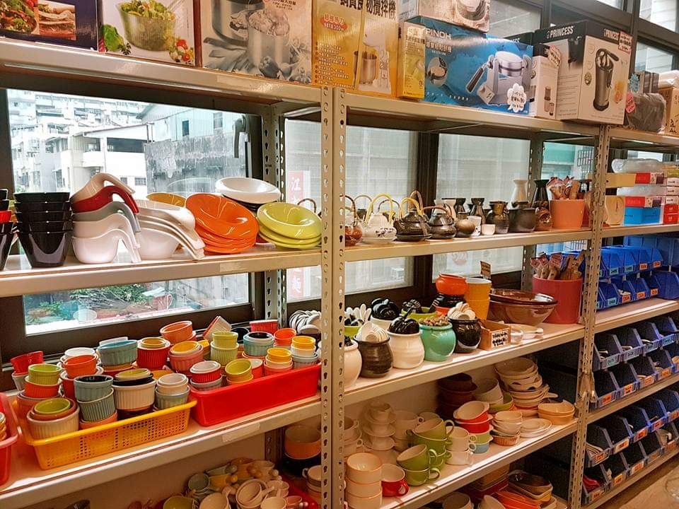 翌超高雄門市－彩色餐碗與烘焙烤皿陳列
