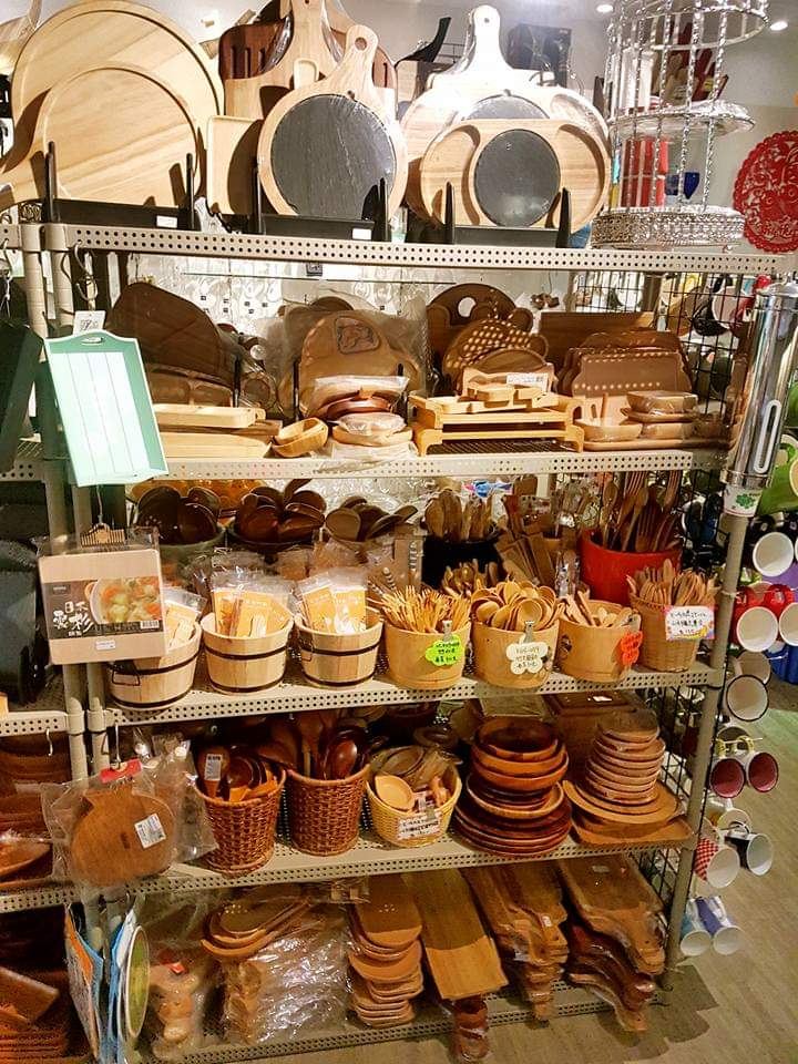 翌超高雄門市－木質砧板與木製餐具陳列架