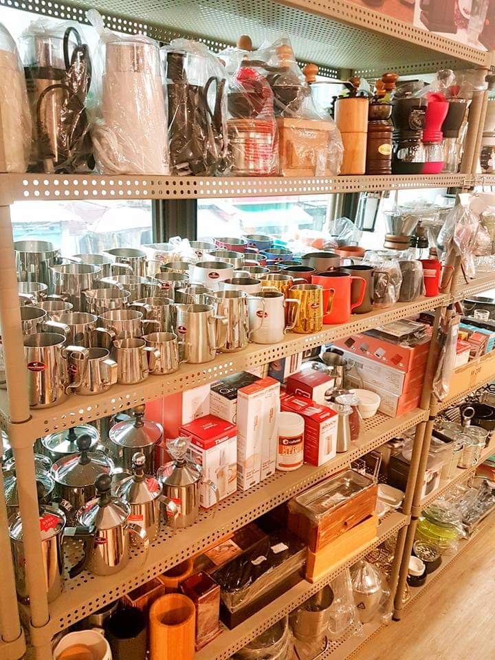 翌超高雄門市－茶壺與玻璃壺陳列展示牆