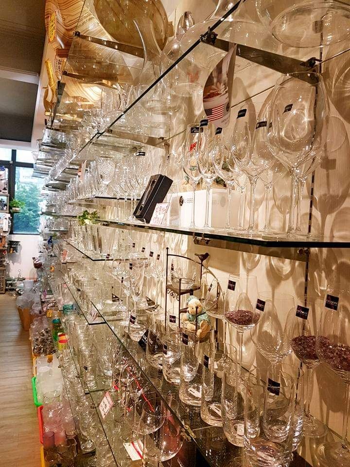 翌超高雄門市－紅酒杯與玻璃杯具展示牆