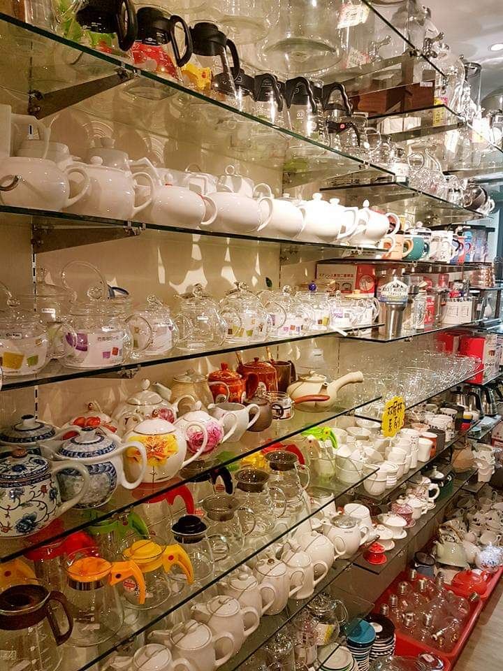 翌超高雄門市－不鏽鋼拉花杯與咖啡器具陳列貨架