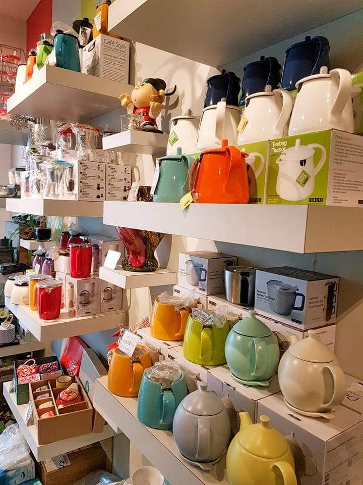 翌超高雄門市－彩色茶壺與沖茶器具陳列層架