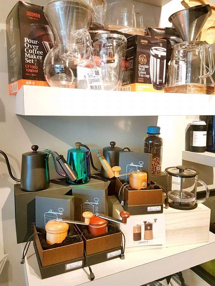翌超高雄門市－手沖咖啡組與磨豆器具陳列